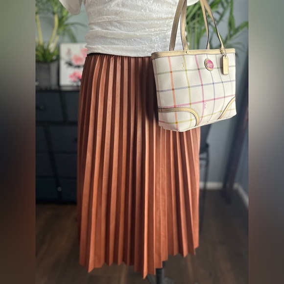 New York & Company Elegant Brown Pleated Faux Leather Skirt - Split Size Large - Picture 7 of 8